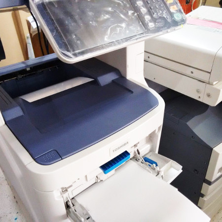 Impresora Toshiba imprimiendo en papel fotográfico.