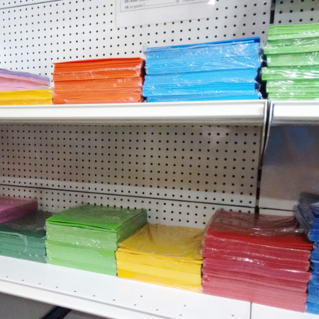 Tapas plasticas de distintos colores en exhibición